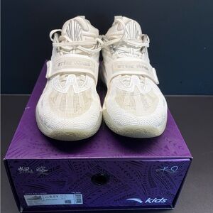 Anta Kai white size 6.5Y